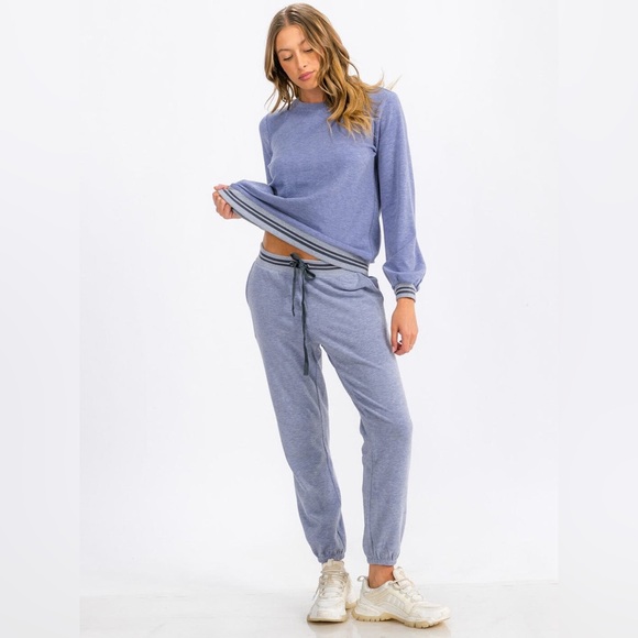 020. WOMEN'S LONG SLEEVE TRIM DETAILED PULLOVER SWEATER - Picture 3 of 5